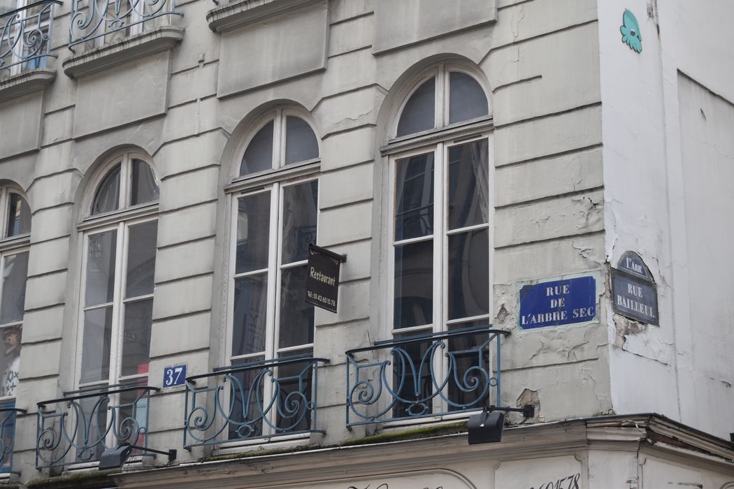 Immeuble : Façade sur rue du n° 37, détail des baies du 1er niveau