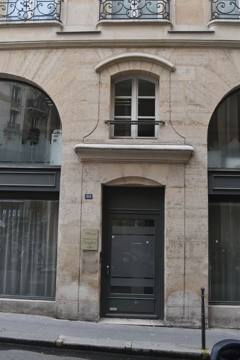 Immeuble : Porte d'accès sur rue, vue générale