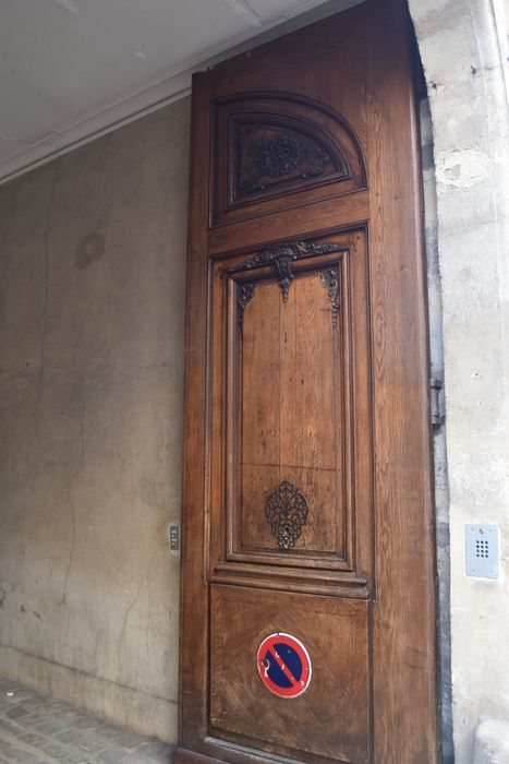 Ancien hôtel particulier (hôtel des Vins, puis hôtel Dupin) : Portail sur rue, détail d'un vantail