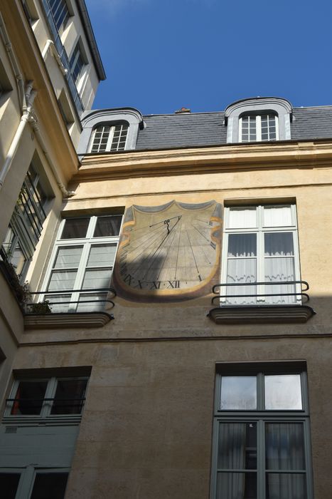 Ancien hôtel particulier (hôtel des Vins, puis hôtel Dupin) : Façade sur rue, détail du cadran solaire