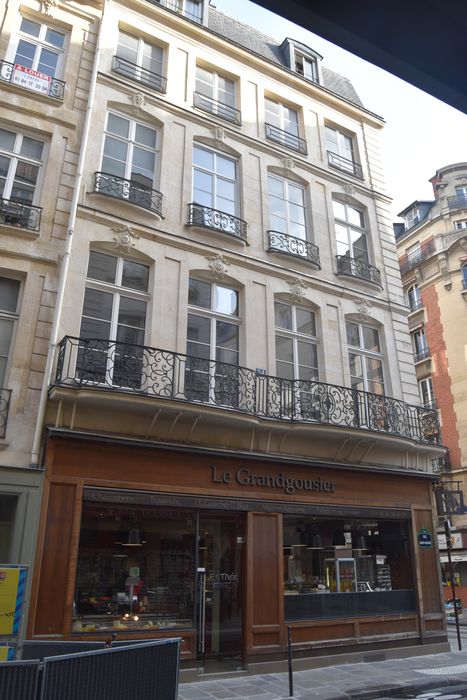 Immeuble : Façade sur la rue Saint-Honoré, vue générale