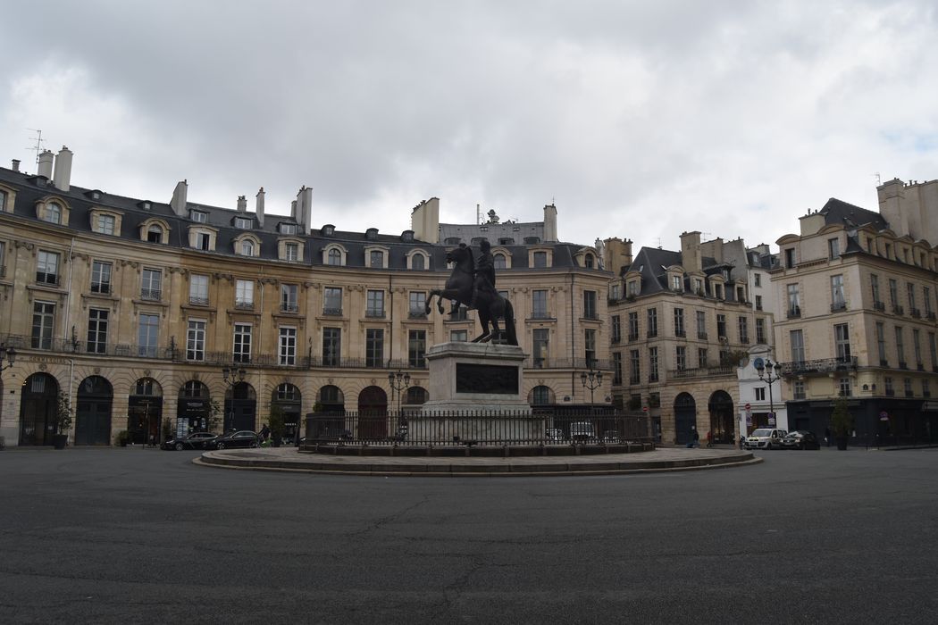 Place des Victoires : le sol, vue partielle