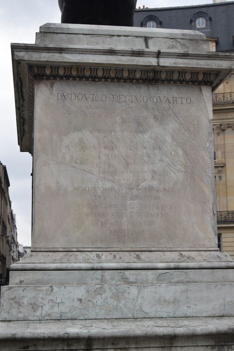 Statue de Louis XIV, détail du socle