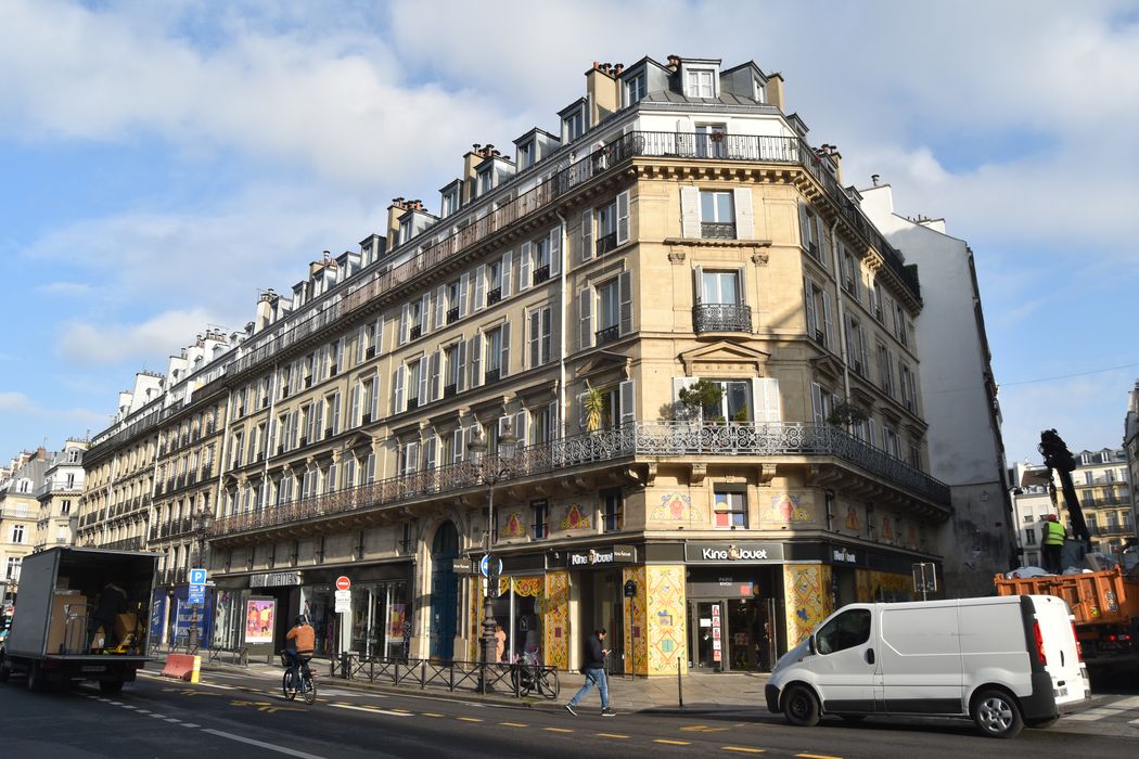 Immeubles : Façade sur la rue de Rivoli, vue générale