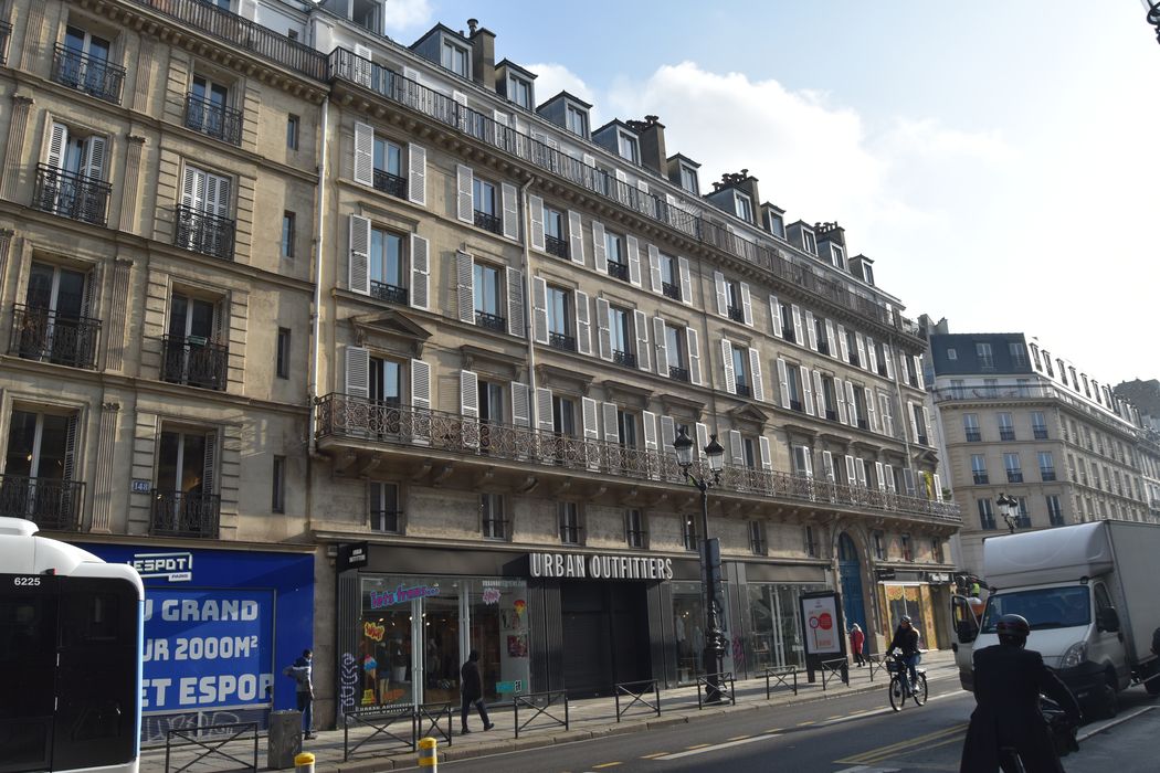 Immeubles : Façade sur la rue de Rivoli, vue générale