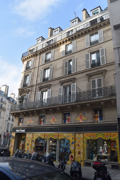 Immeubles : Façade sur la rue de l'Arbre Sec, vue générale