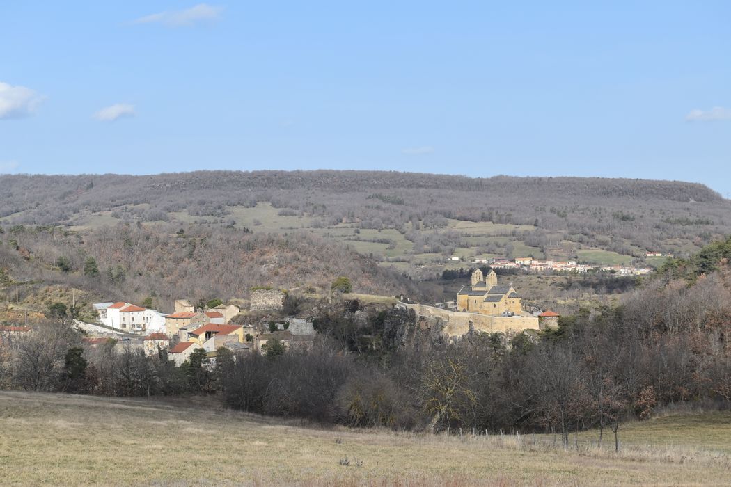 Eglise Sainte-Claire : Vue générale de l'église dans son environnement depuis le Sud-Est, vue générale