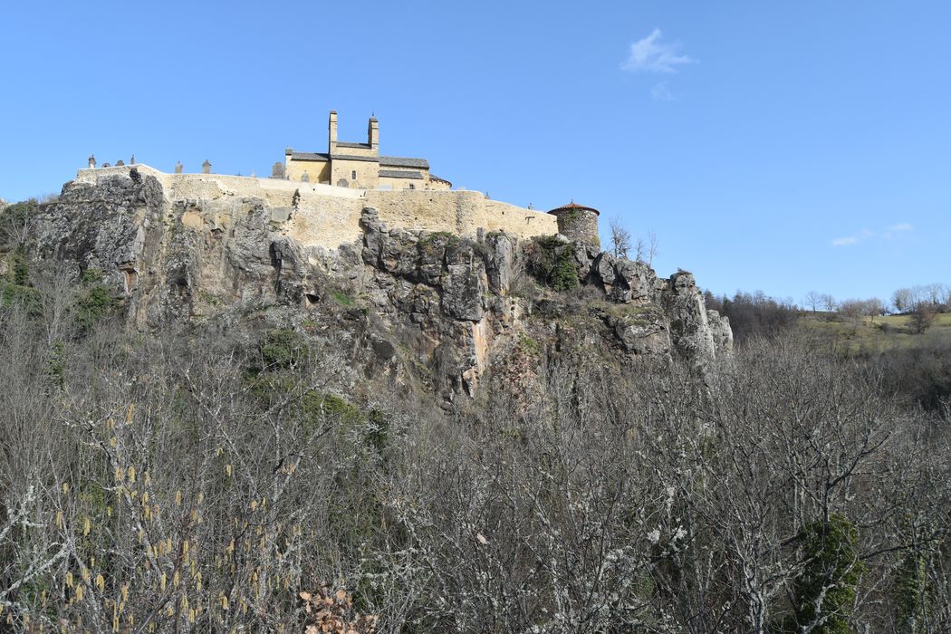 Eglise Sainte-Claire : Vue partielle de l'église dans son environnement depuis le Sud, vue générale