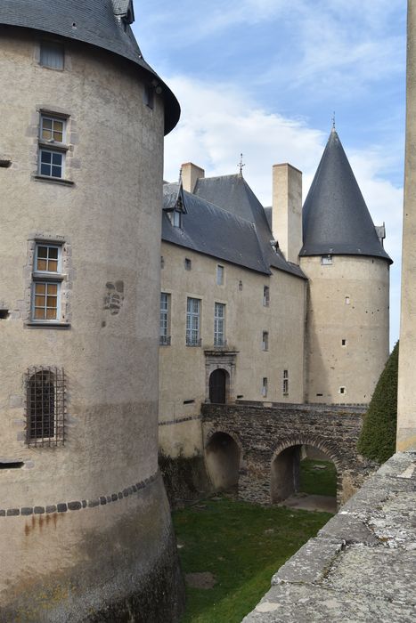 Château de Villeneuve-Lembron : Façade est, vue partielle