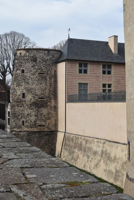 Château de Villeneuve-Lembron : Tour ruinée sud-ouest, vue générale