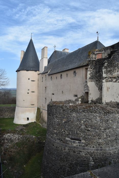 Château de Villeneuve-Lembron : Façade ouest, vue partielle