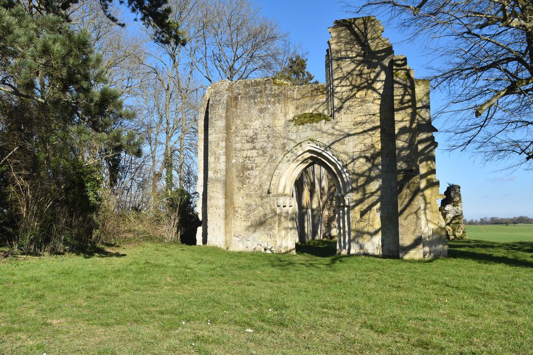 Ruines de la chapelle romane de Champlieu : Façade occidentale, vue générale