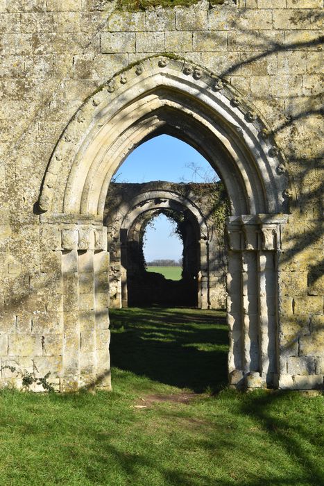 Ruines de la chapelle romane de Champlieu : Portail occidentale, vue générale