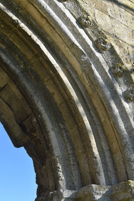 Ruines de la chapelle romane de Champlieu : Portail occidentale, vue partielle de l'inscription portée sur une des voussures