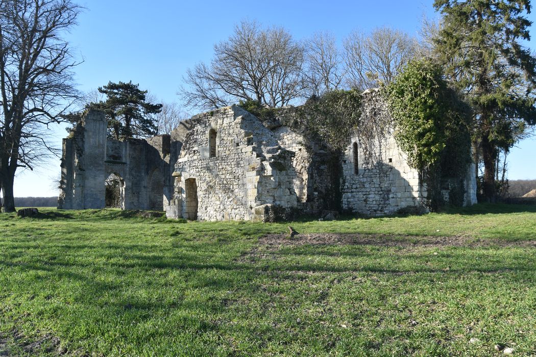 Ruines de la chapelle romane de Champlieu : Ensemble sud-est, vue générale