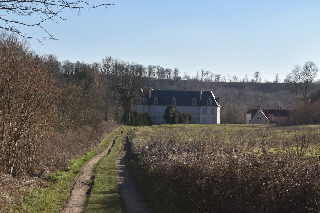 Château de la Mothe : Vue générale du château dans son environnement depuis le Nord