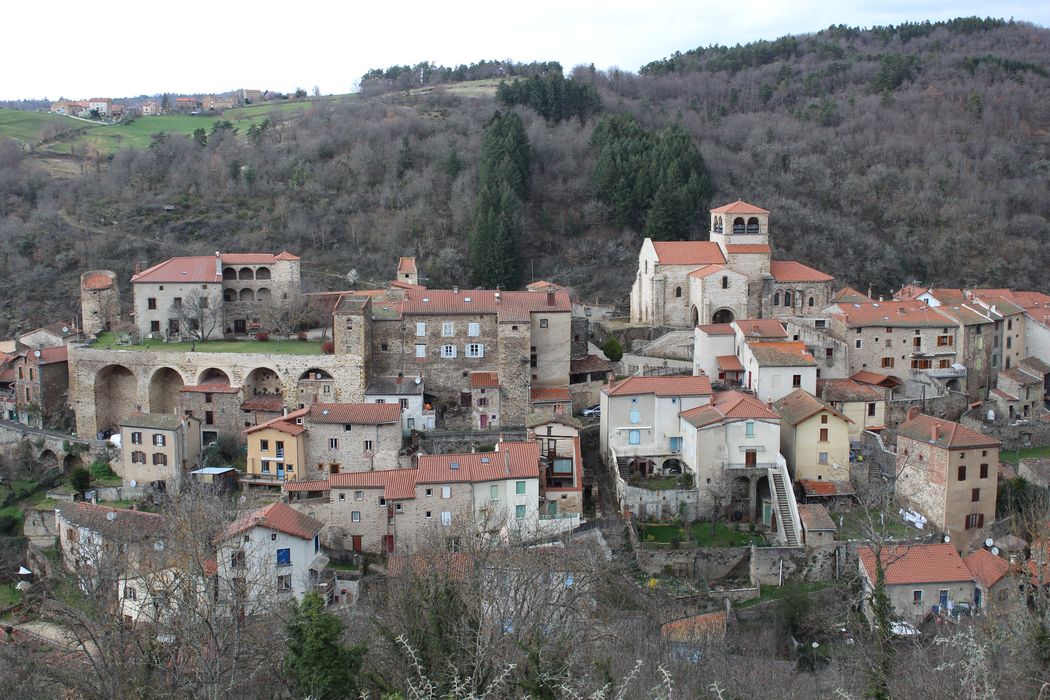 Eglise Saint-Laurent : Vue générale de l'église dans son environnement depuis le Sud