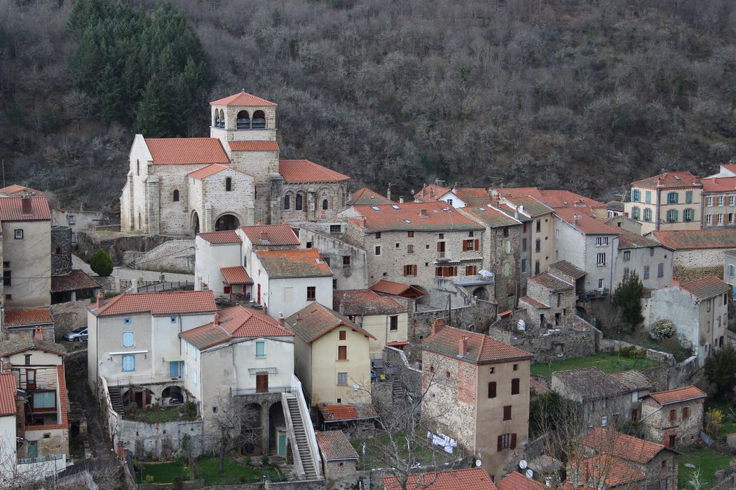 Eglise Saint-Laurent : Vue générale de l'église dans son environnement depuis le Sud