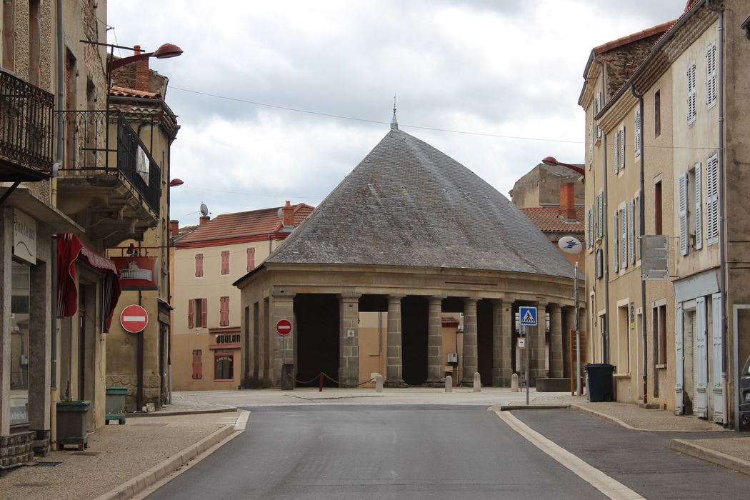 Halle : Vue partielle de la halle depuis la rue Lafayette