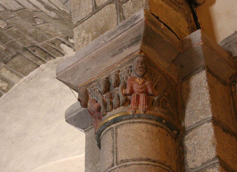 Eglise Saint-Géraud : Nef, détail d'un chapiteau sculpté