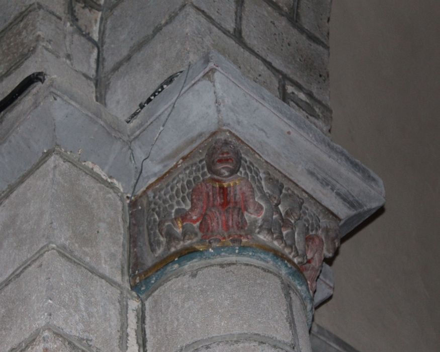 Eglise Saint-Géraud : Nef, détail d'un chapiteau sculpté