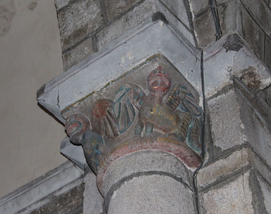 Eglise Saint-Géraud : Nef, détail d'un chapiteau sculpté