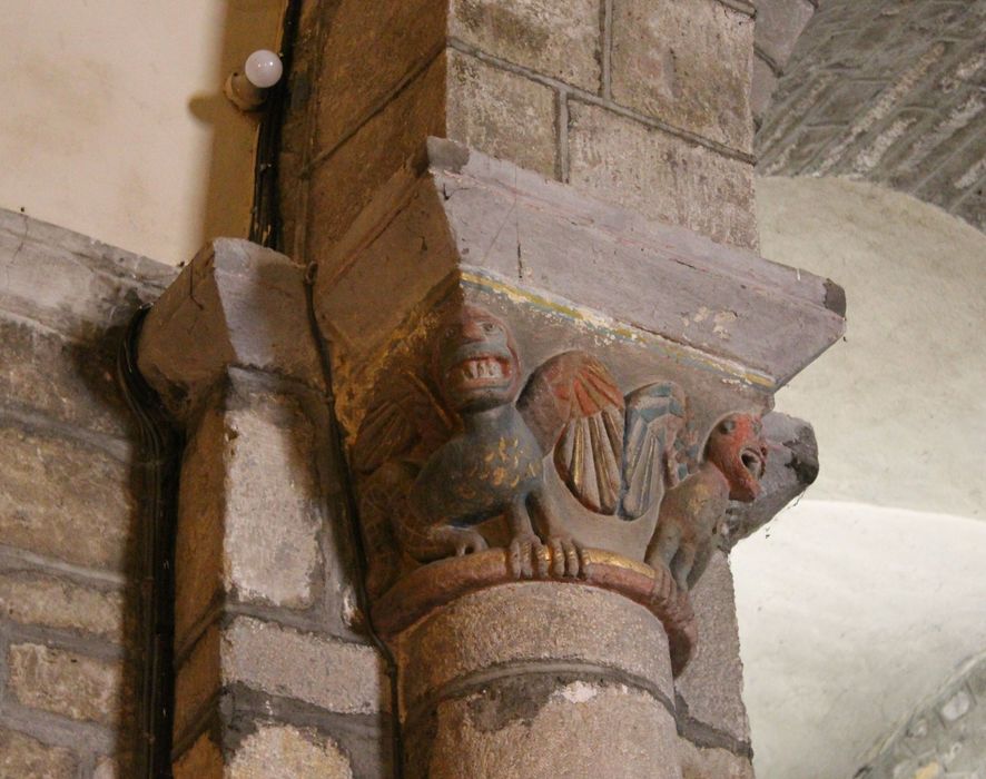 Eglise Saint-Géraud : Nef, détail d'un chapiteau sculpté