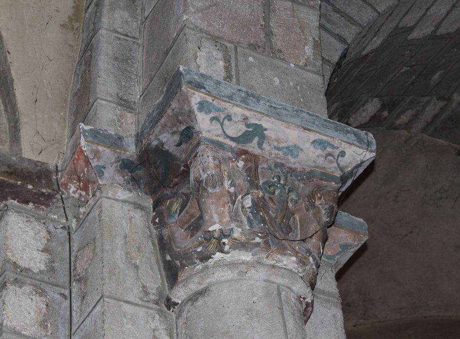 Eglise Saint-Géraud : Nef, détail d'un chapiteau sculpté