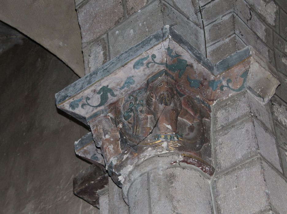 Eglise Saint-Géraud : Nef, détail d'un chapiteau sculpté