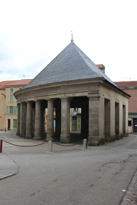 Halle : Vue générale depuis la rue de la République