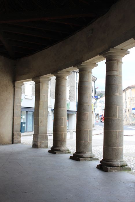 Halle : Vue partielle de la colonnade 