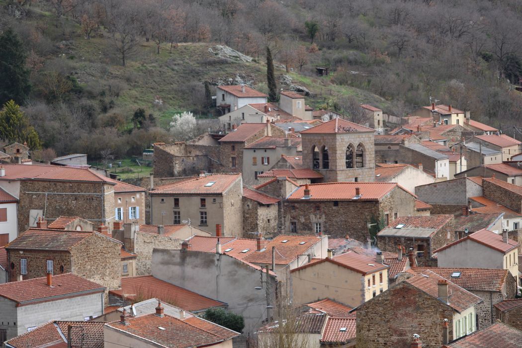 Eglise Saint-Géraud : Vue partielle de l'église dans son environnement