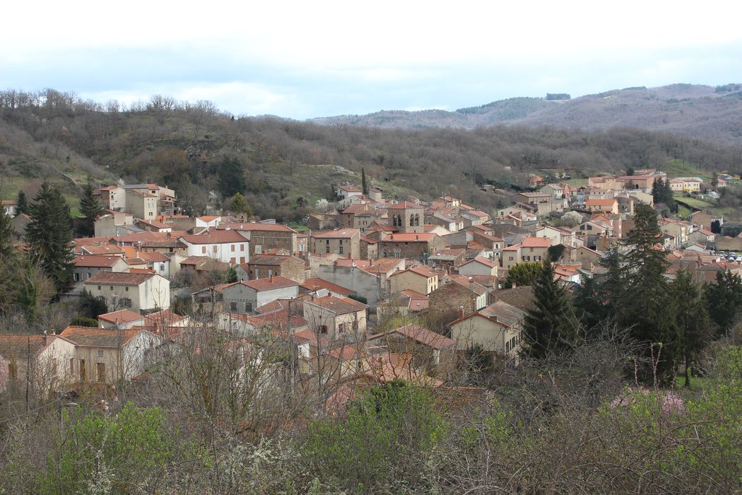 Eglise Saint-Géraud : Vue partielle de l'église dans son environnement