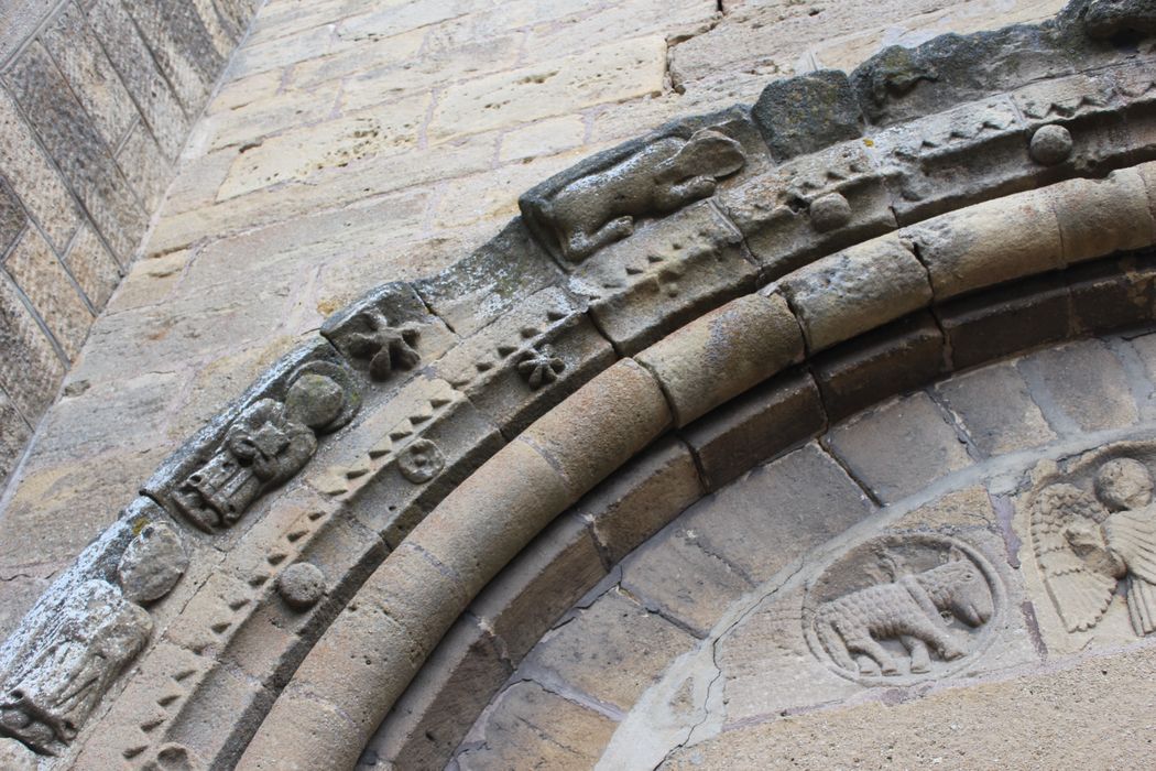 Eglise Saint-Nicolas : Portail occidental, détail des voussures