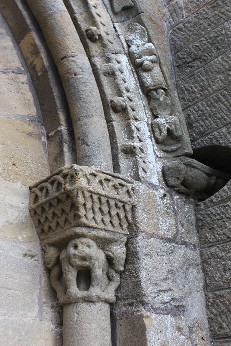 Eglise Saint-Nicolas : Portail occidental, détail du chapiteau de droite