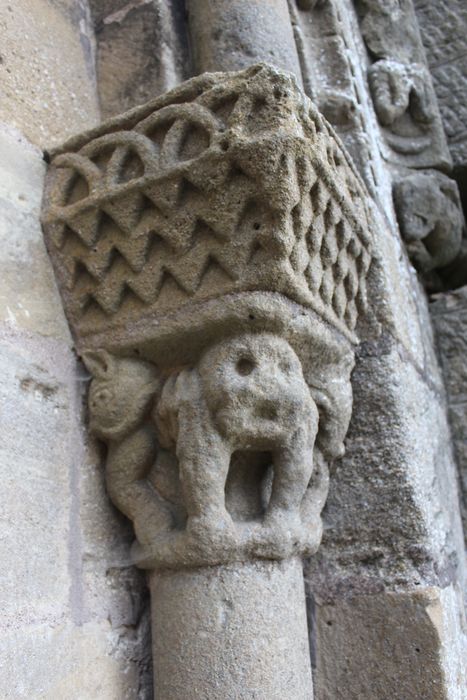 Eglise Saint-Nicolas : Portail occidental, détail du chapiteau de droite