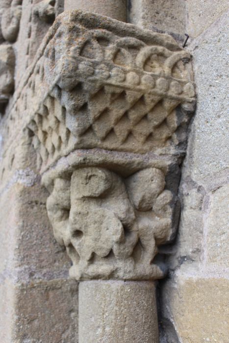 Eglise Saint-Nicolas : Portail occidental, détail du chapiteau de gauche