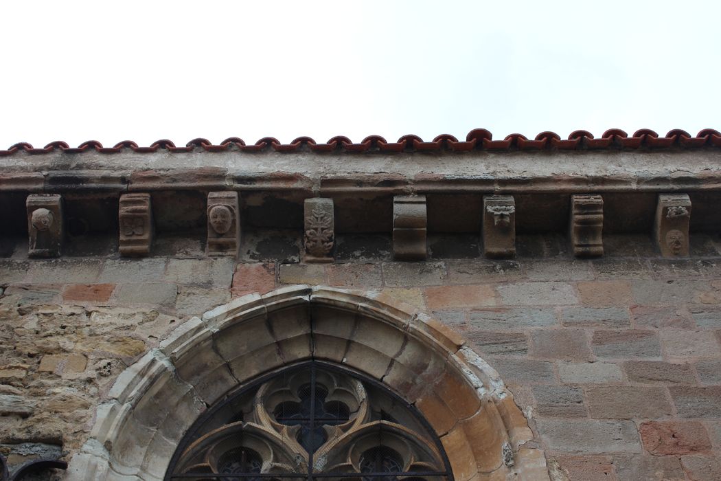 Eglise Saint-Nicolas : Chevet, détail des corbeaux sculptés