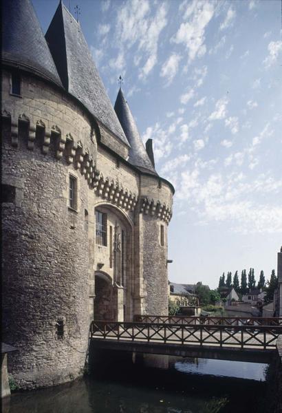 Porte de ville fortifiée vue en perspective