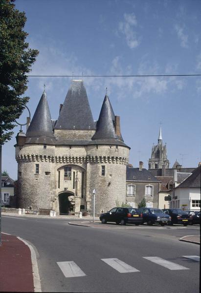 Porte de ville fortifiée sur une place