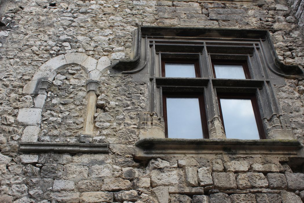 Hôtel d'Arlempdes : Façade sur rue, détail des baies du 1er étage