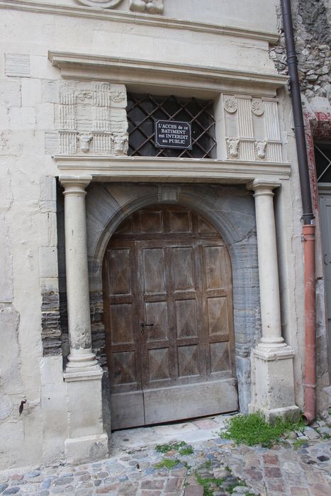 Maison des Chevaliers : Portail d'accès sur rue, vue générale