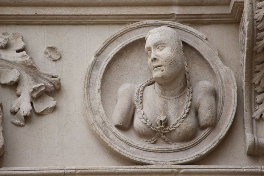 Maison des Chevaliers : Façade sur rue, détail des éléments décoratifs