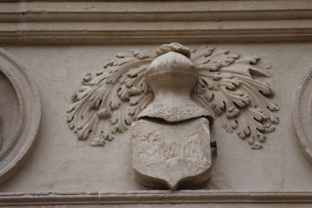 Maison des Chevaliers : Façade sur rue, détail des éléments décoratifs