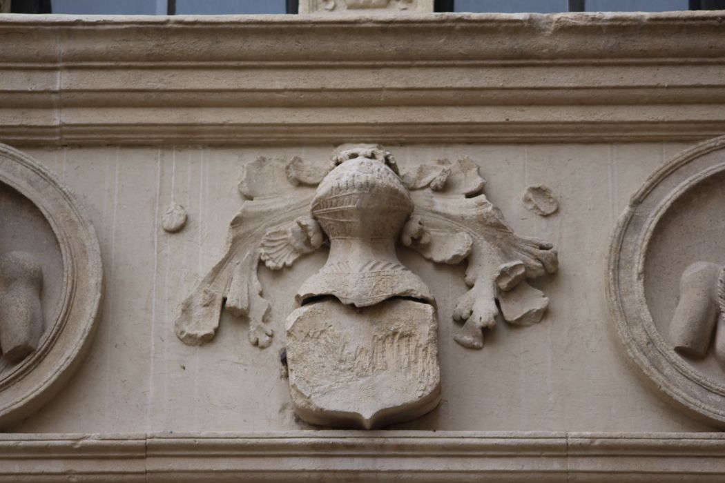 Maison des Chevaliers : Façade sur rue, détail des éléments décoratifs