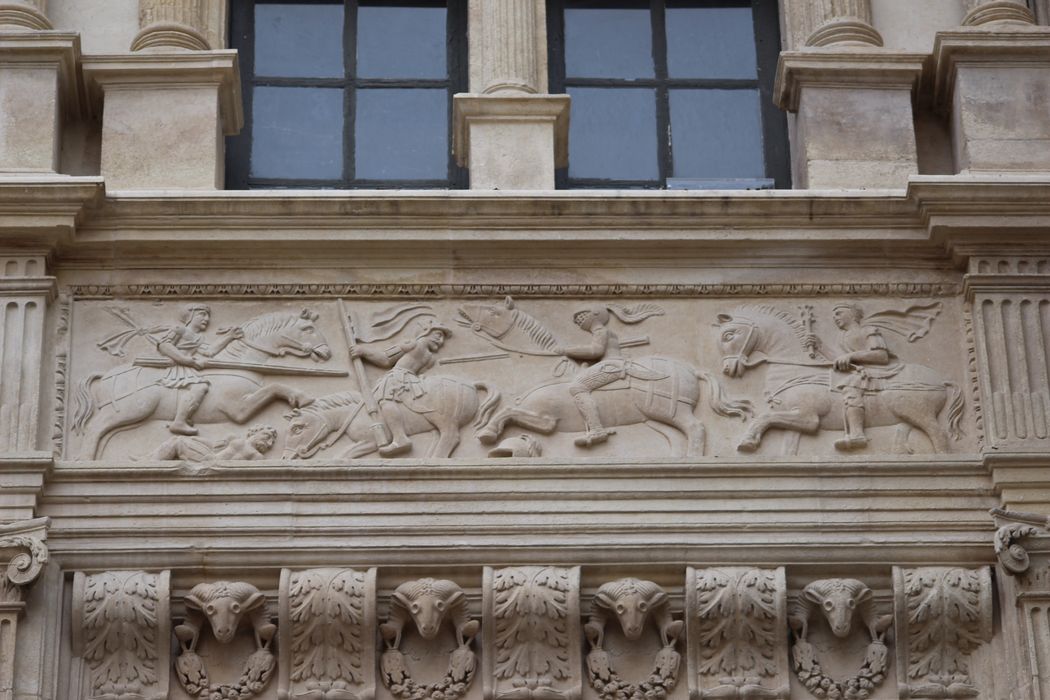 Maison des Chevaliers : Façade sur rue, détail des éléments décoratifs