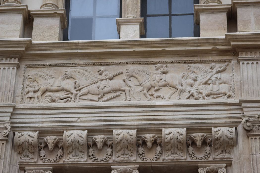 Maison des Chevaliers : Façade sur rue, détail des éléments décoratifs