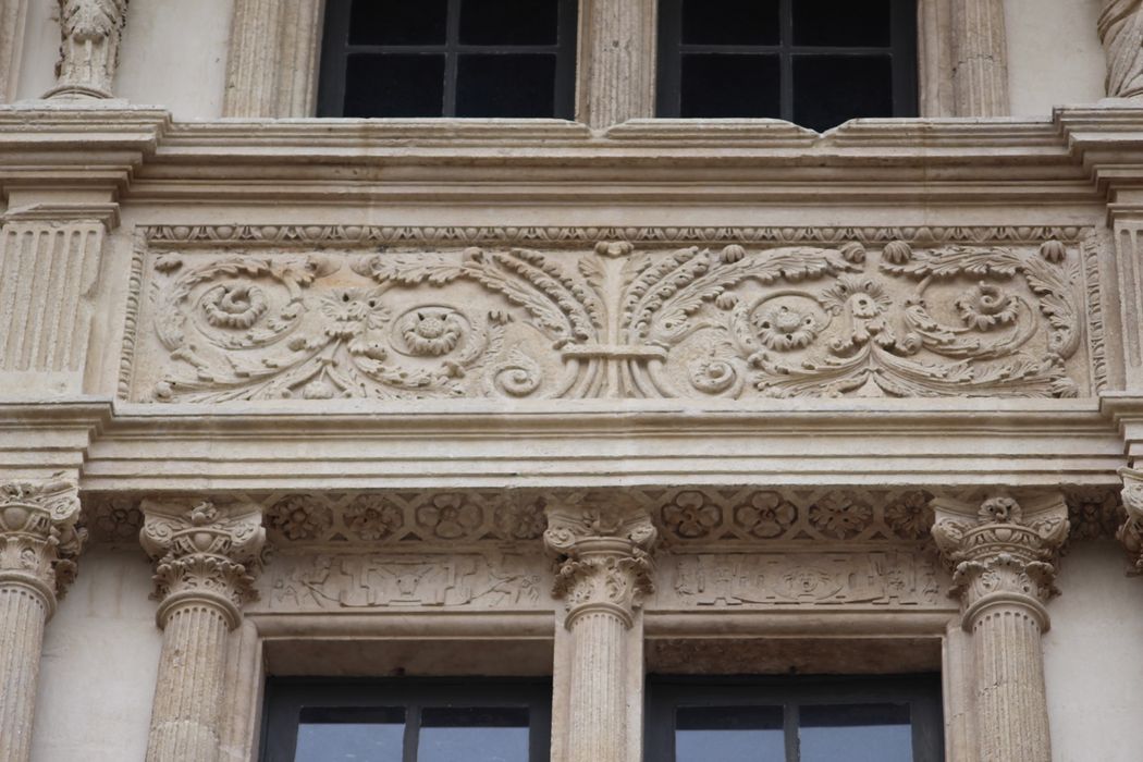 Maison des Chevaliers : Façade sur rue, détail des éléments décoratifs