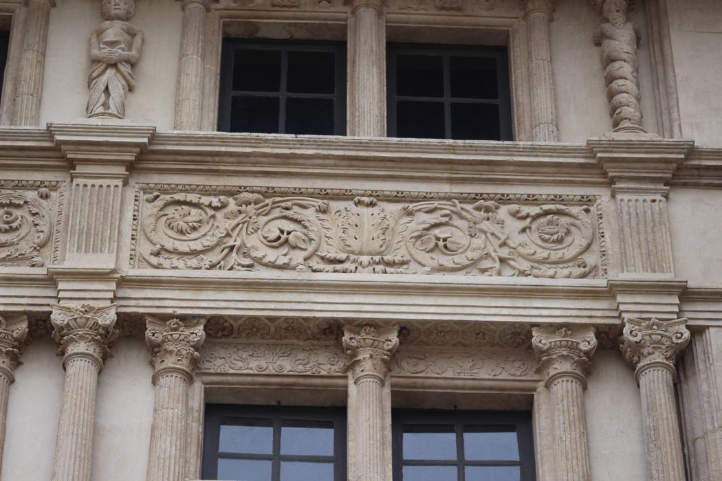 Maison des Chevaliers : Façade sur rue, détail des éléments décoratifs