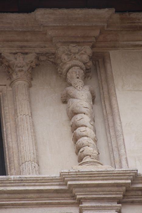 Maison des Chevaliers : Façade sur rue, détail des éléments décoratifs